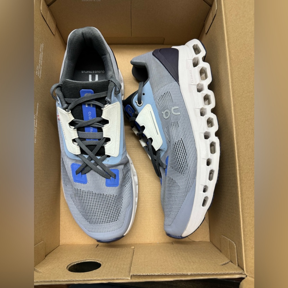 On CloudStratus Running Shoes